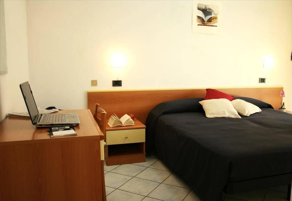 Residence Villa Dei Pini Rimini Exteriör bild